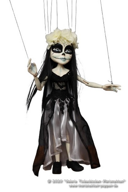 La Muerte white marionette